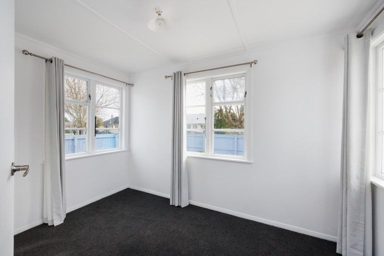 Photo of property in 70 Rangiora Avenue, Roslyn, Palmerston North, 4414