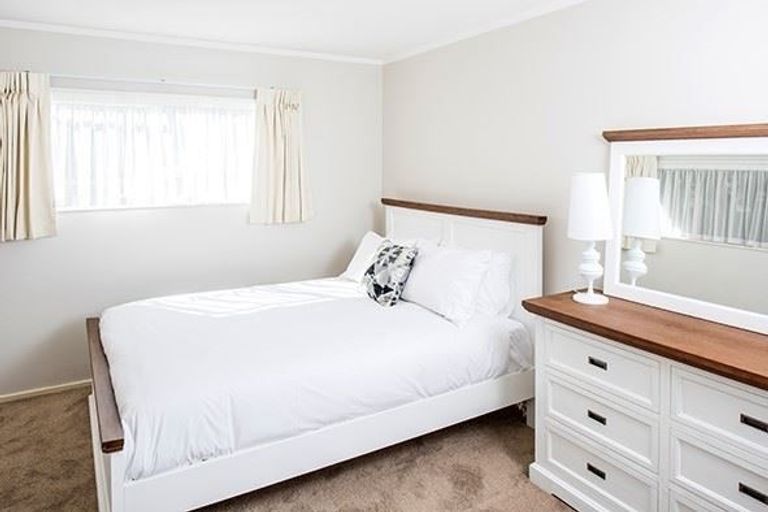 Photo of property in 2/13 Fairclough Road, Beach Haven, Auckland, 0626