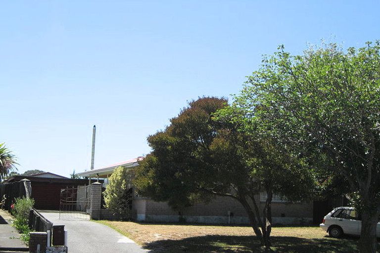 Photo of property in 95 Bickerton Street, Wainoni, Christchurch, 8061