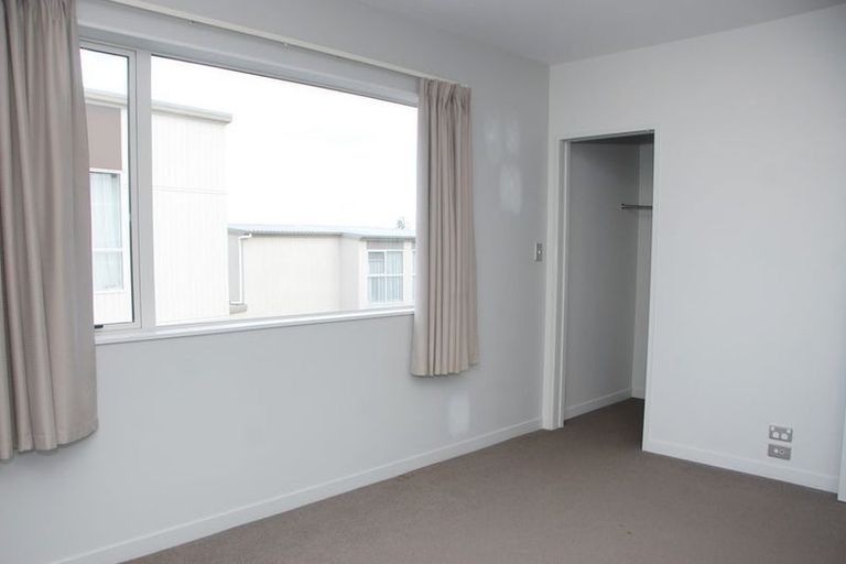 Photo of property in 559b Glenfield Road, Glenfield, Auckland, 0629