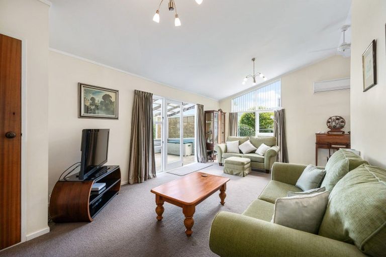 Photo of property in 18 Florio Terrace, Tawa, Wellington, 5028