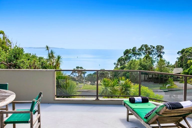 Photo of property in 10 Chelverton Terrace, Red Beach, 0932