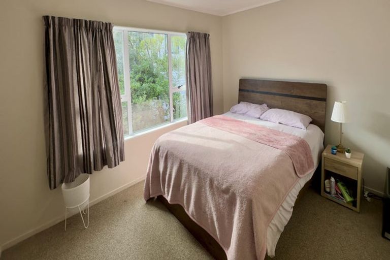 Photo of property in 2/5 Woodall Place, Totara Vale, Auckland, 0627