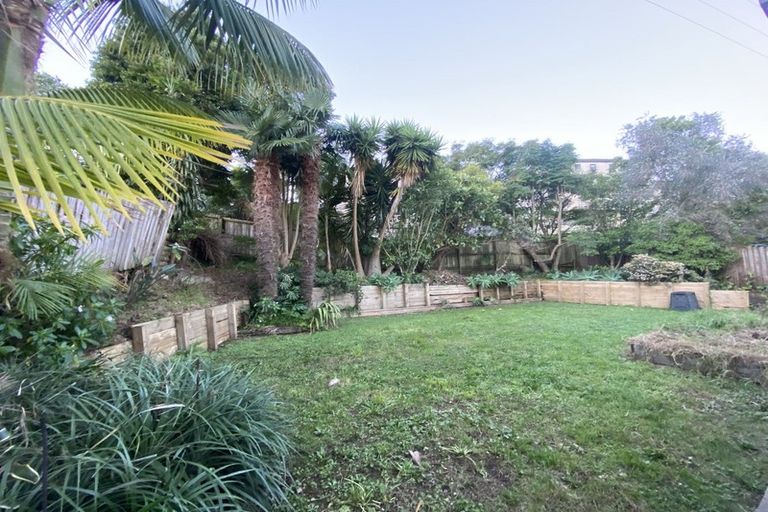 Photo of property in 15 Atlantis Place, Totara Vale, Auckland, 0629