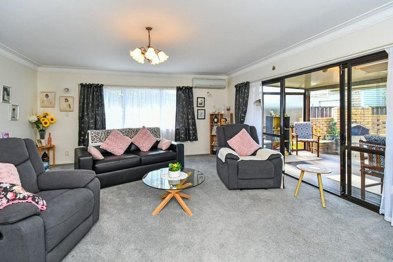 Photo of property in 23 Seaward Place, Wattle Downs, Auckland, 2103