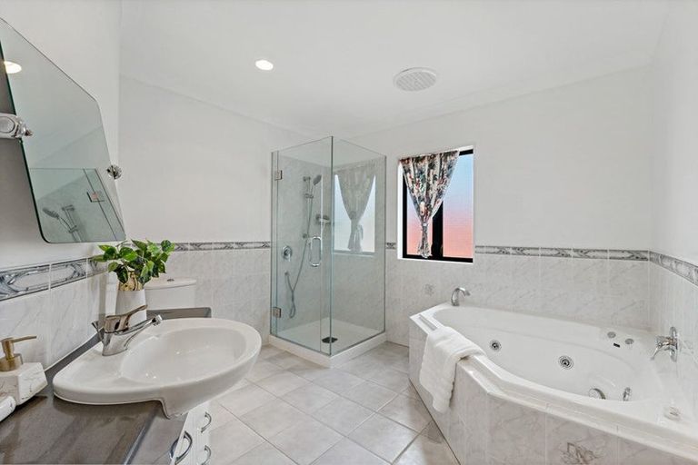 Photo of property in 15 Tumbridge Place, Somerville, Auckland, 2014