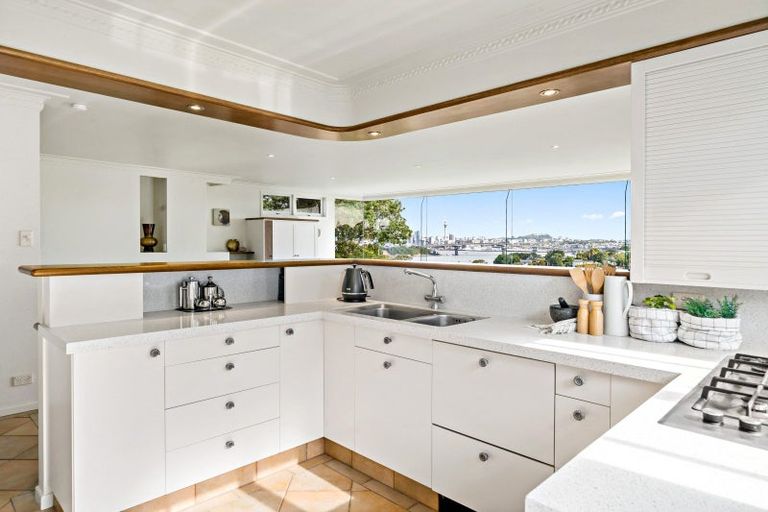 Photo of property in 30 Fairfax Avenue, Northcote, Auckland, 0627