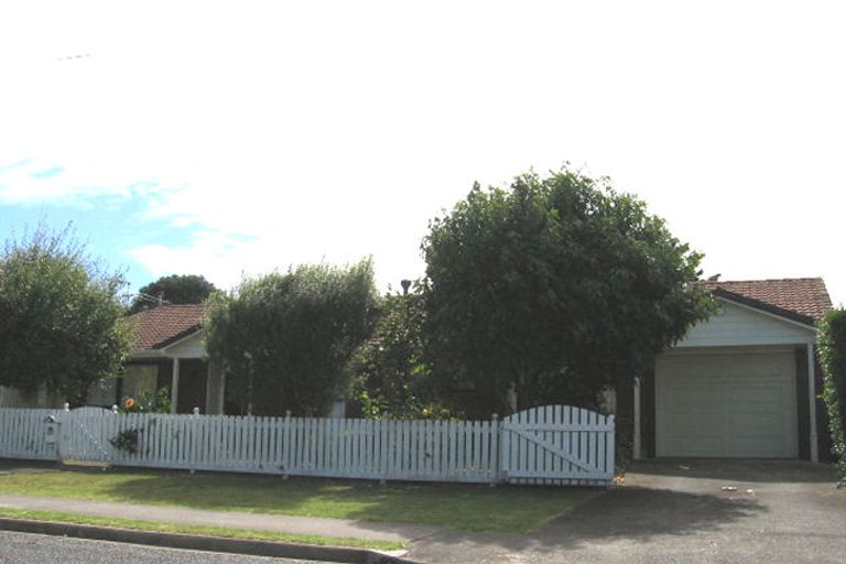 Photo of property in 2/98 Norwood Road, Bayswater, Auckland, 0622