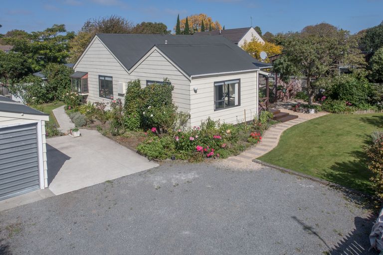 Photo of property in 2/105 Aorangi Road, Bryndwr, Christchurch, 8053