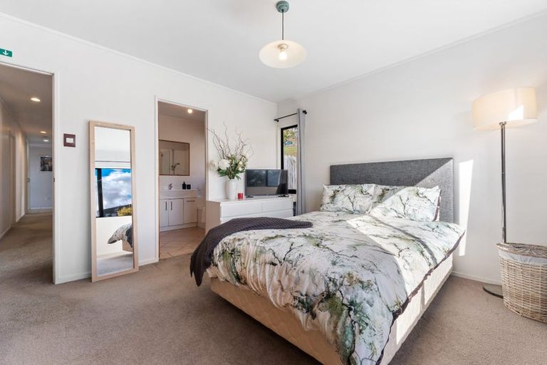 Photo of property in 10 Camilla Grove, Totara Vale, Auckland, 0629