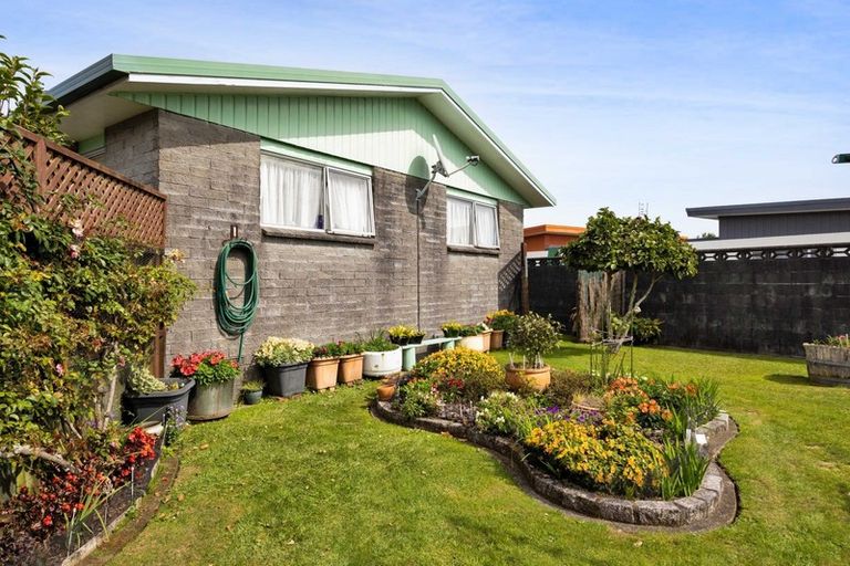 Photo of property in 16 Karaka Street, Inglewood, 4330