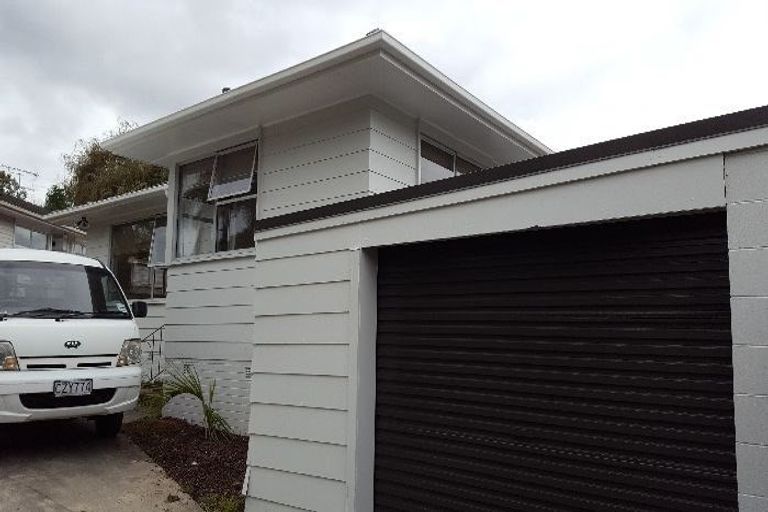 Photo of property in 21 Normanton Street, Glenfield, Auckland, 0629