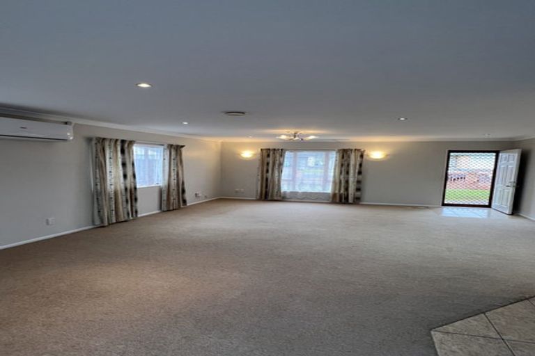 Photo of property in 67 Glenveagh Park Drive, Weymouth, Auckland, 2103