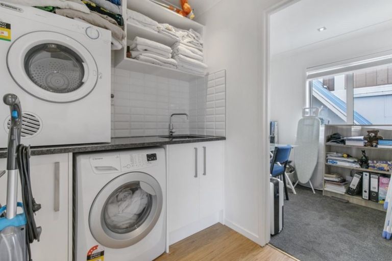 Photo of property in 52 Shakespear Road, Army Bay, Whangaparaoa, 0930