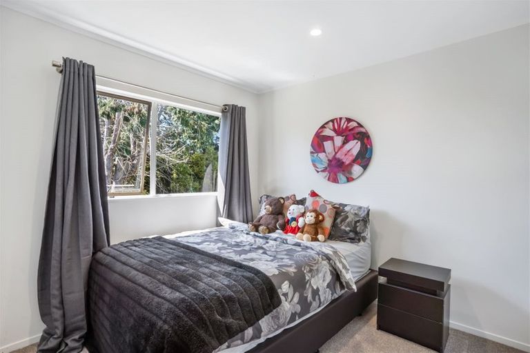 Photo of property in 2/307a Wairau Road, Totara Vale, Auckland, 0627