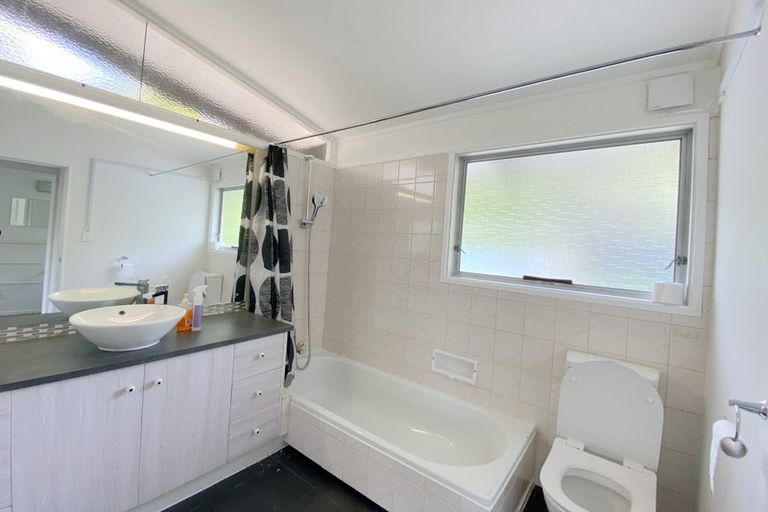 Photo of property in 74 Peach Road, Glenfield, Auckland, 0629