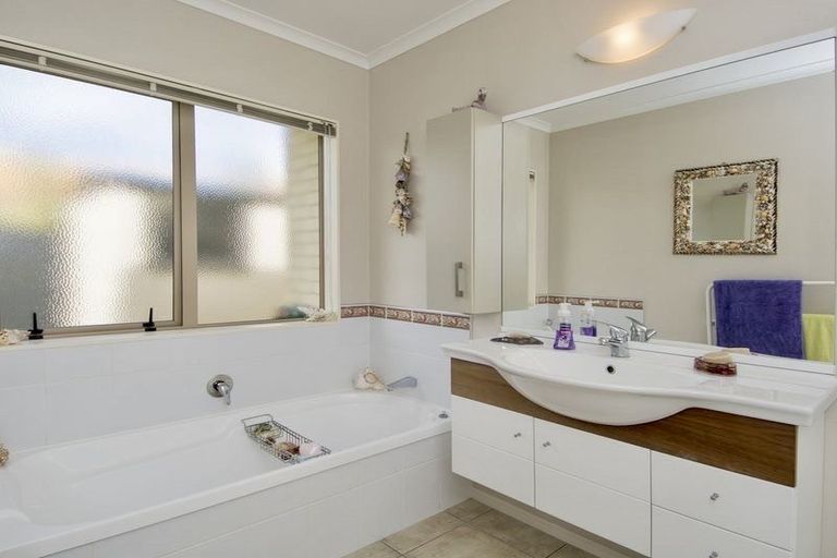 Photo of property in 1 Mcleod Place, Papamoa Beach, Papamoa, 3118