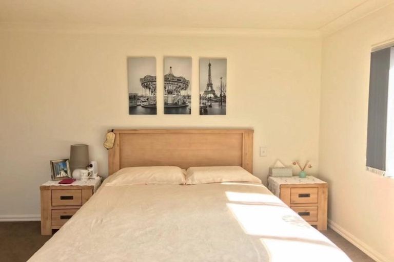 Photo of property in 11 Margaret Henry Crescent, Oteha, Auckland, 0632