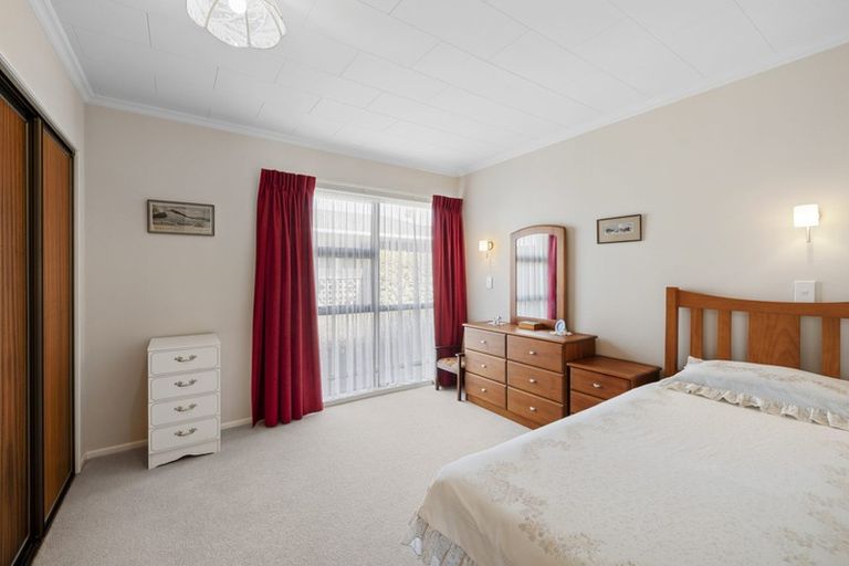 Photo of property in 1 Hunter Place, Merrilands, New Plymouth, 4312