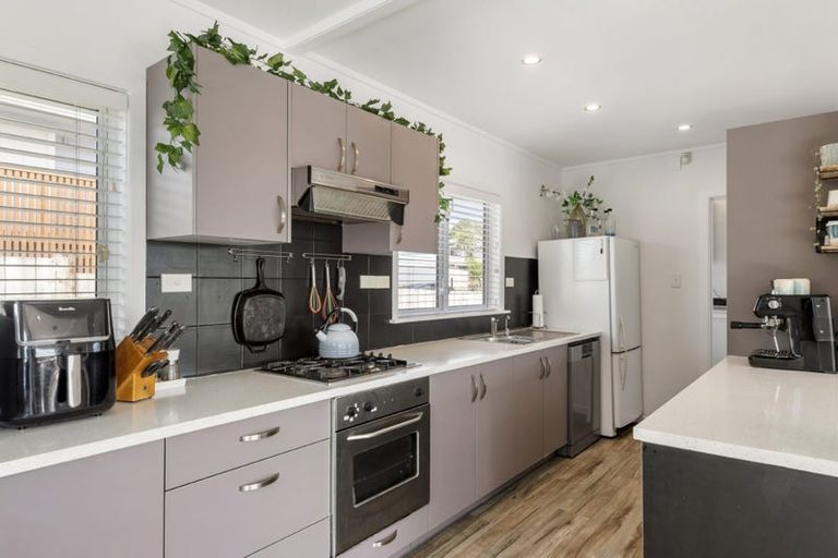 Photo of property in 34 Tiri Tiri Road, Birkdale, Auckland, 0626