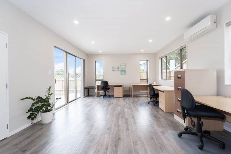 Photo of property in 6a St Catherine Crescent, West Harbour, Auckland, 0618