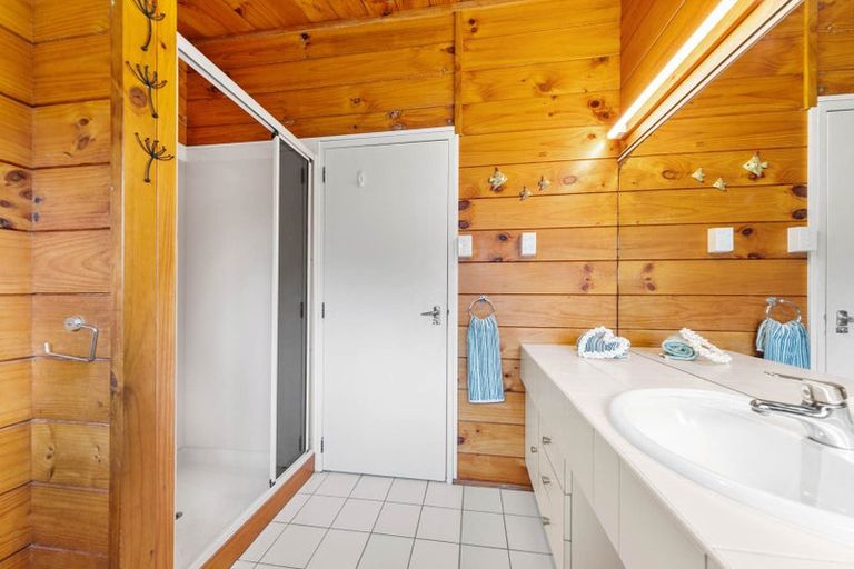 Photo of property in 204 Shaw Road, Oratia, Auckland, 0604