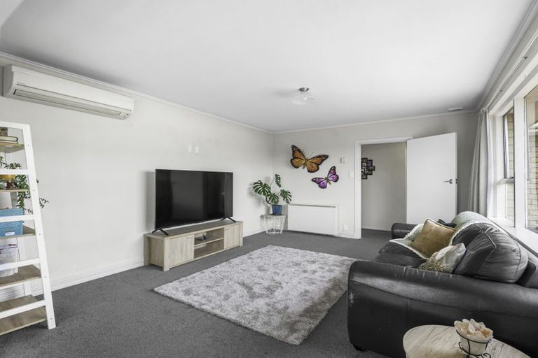 Photo of property in 82 Farquhars Road, Redwood, Christchurch, 8051