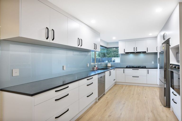 Photo of property in 8 Woodbank Drive, Glen Eden, Auckland, 0602