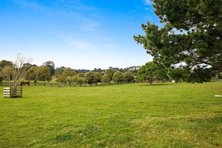 Photo of property in 27 Motu Road, Kumeu, 0891