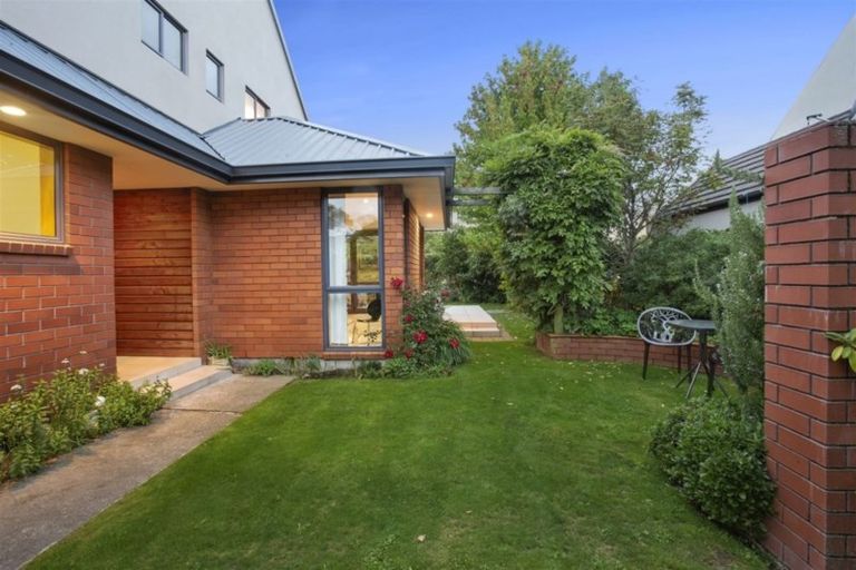 Photo of property in 100 Gardiners Road, Harewood, Christchurch, 8051