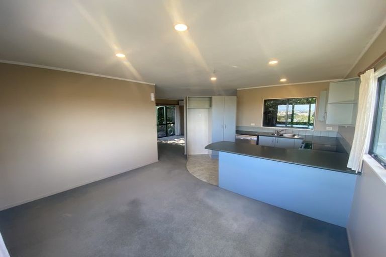 Photo of property in 2/8 Mossop Rise, Glenfield, Auckland, 0629