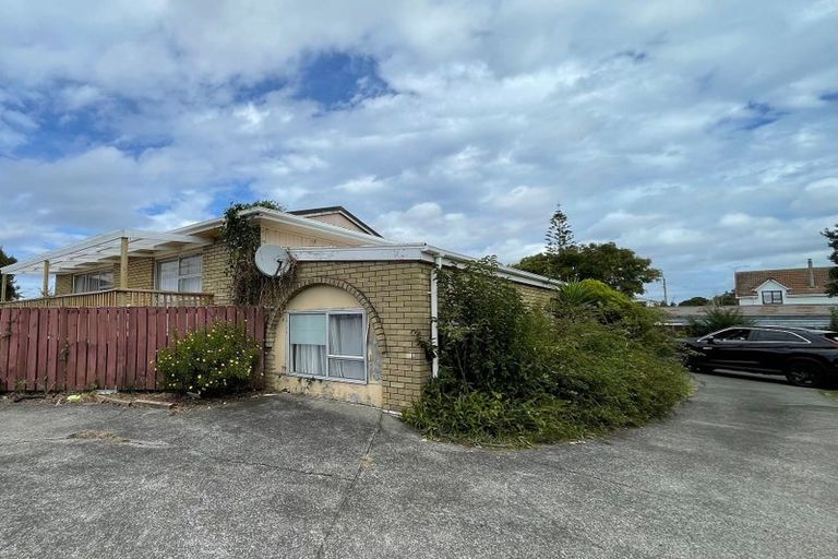 Photo of property in 1/17 Ashbourne Place, Glendene, Auckland, 0602