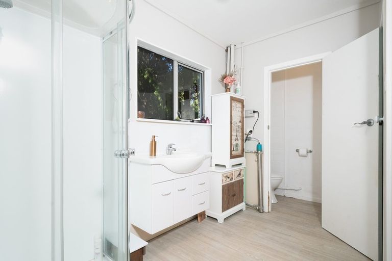 Photo of property in 737 Scenic Drive, Henderson Valley, Auckland, 0612