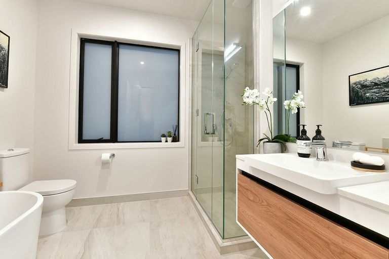 Photo of property in 240 Hillcrest Road, Wainui, 0931