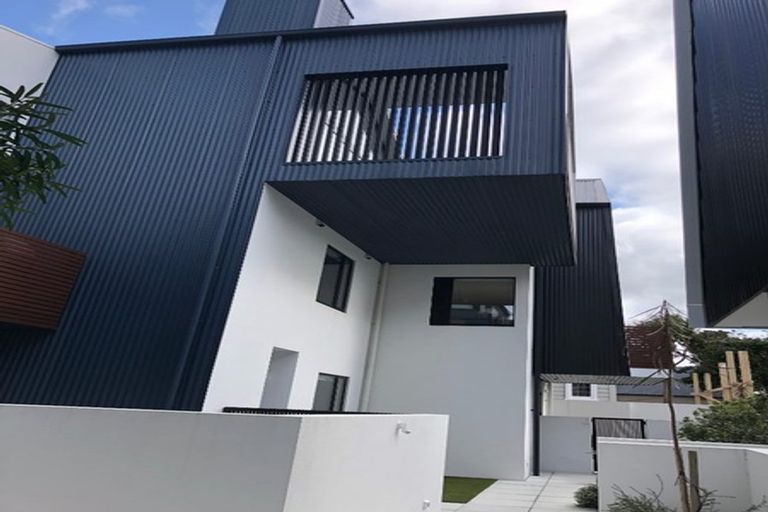 Photo of property in 76 Brougham Street, Mount Victoria, Wellington, 6011