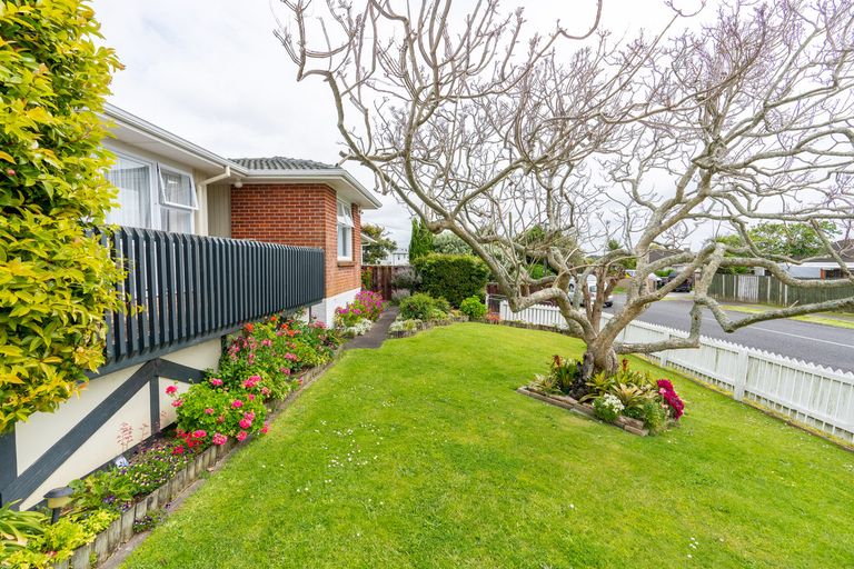 Photo of property in 11 Raglan Street, Mangere East, Auckland, 2024
