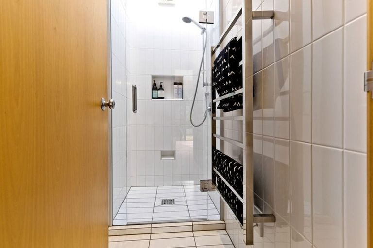 Photo of property in 18 Oakpark Place, West Harbour, Auckland, 0618