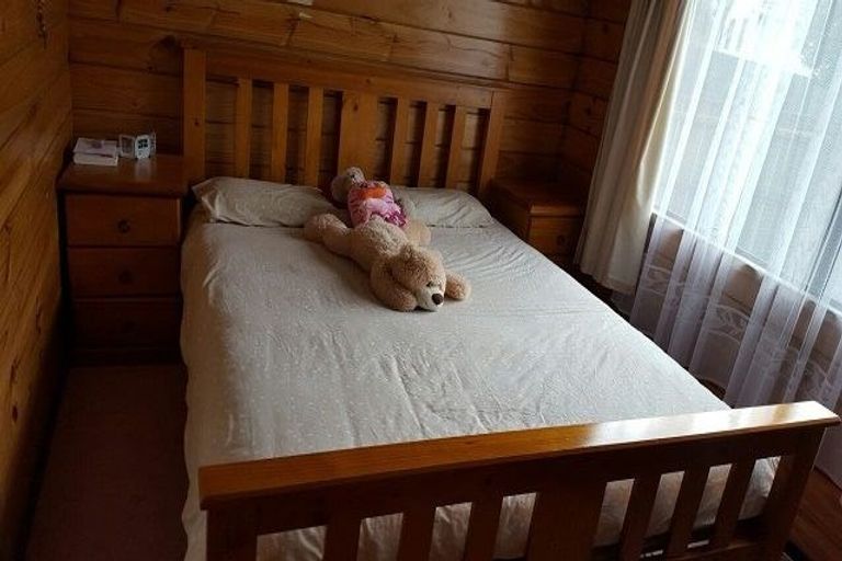 Photo of property in 1 Cabello Place, Unsworth Heights, Auckland, 0632