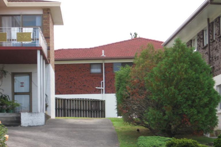 Photo of property in 17 Darlington Place, Glendene, Auckland, 0602