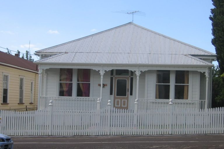 Photo of property in 12 Vauxhall Road, Devonport, Auckland, 0624