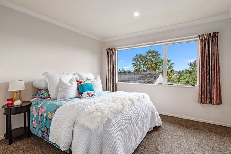 Photo of property in 22 Rising Parade, Fairview Heights, Auckland, 0632
