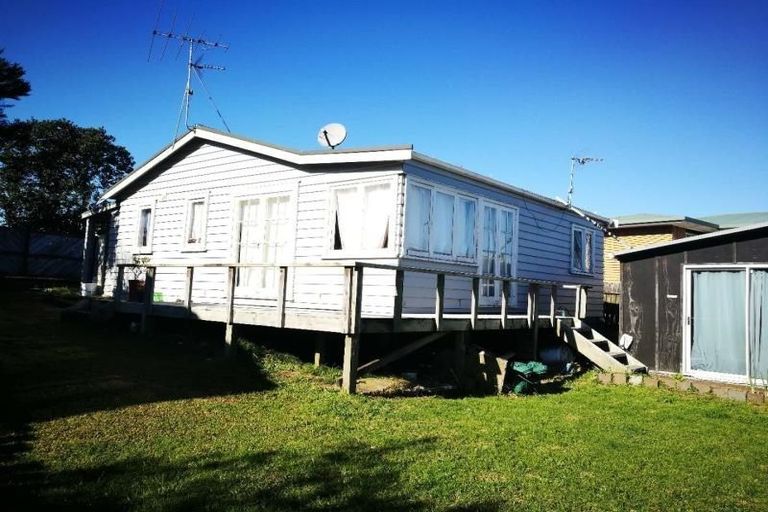 Photo of property in 942 East Coast Road, Northcross, Auckland, 0630