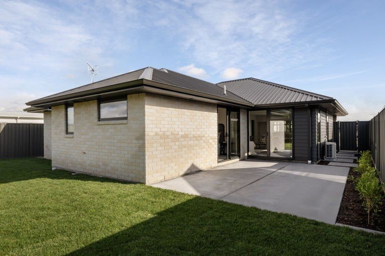 Photo of property in 39 Hammick Crescent, Pyes Pa, 3112