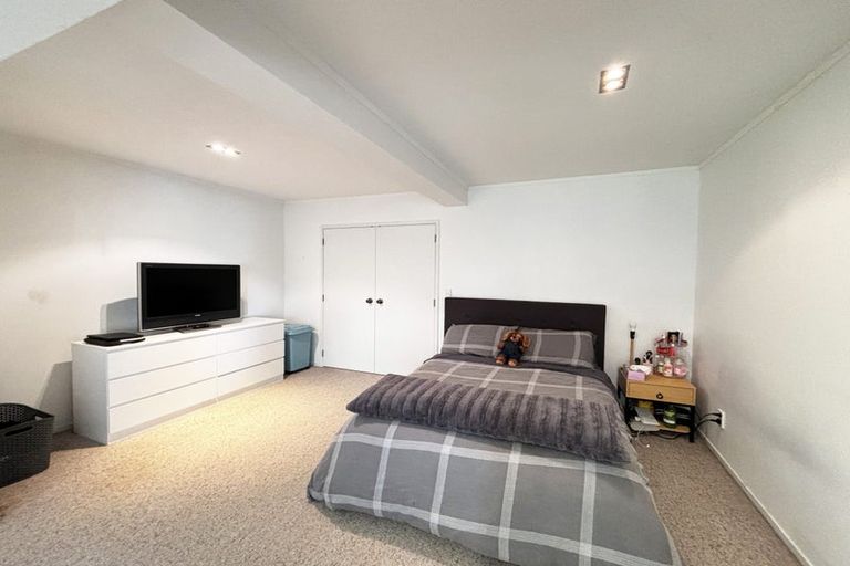 Photo of property in 20 Langstone Place, Chatswood, Auckland, 0626