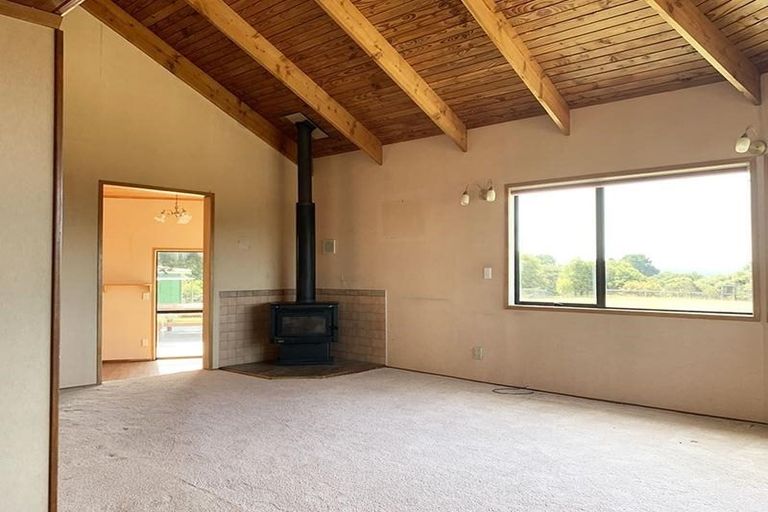 Photo of property in 15 Te Henga Road, Waitakere, Henderson, 0781