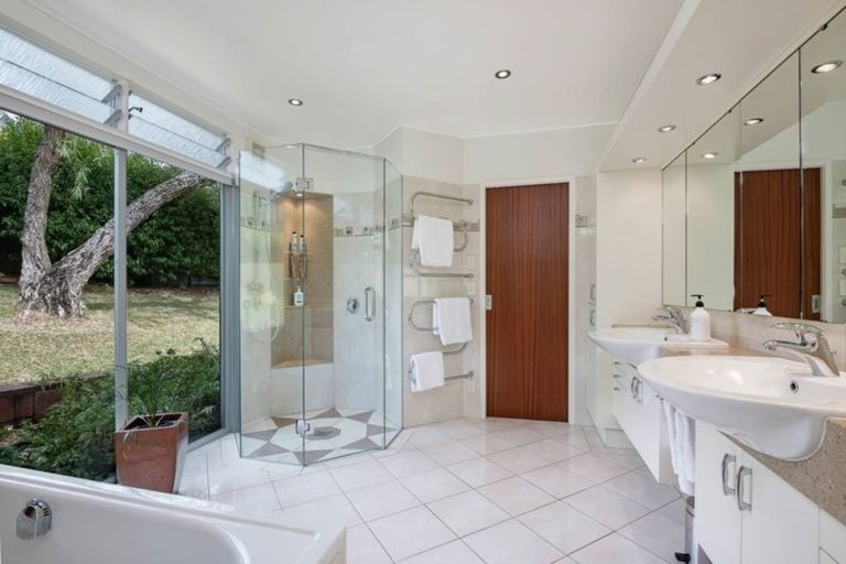 Photo of property in 5 Meanda Gardens, Sunnyhills, Auckland, 2010