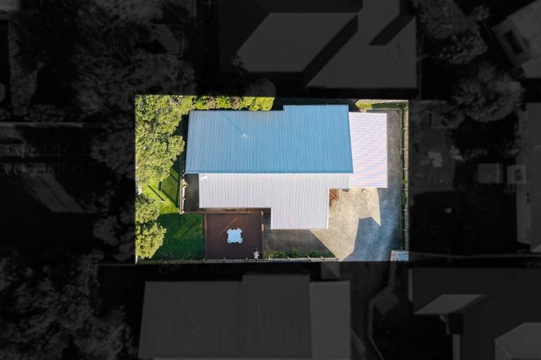 Photo of property in 6b Warrington Grove, Newlands, Wellington, 6037