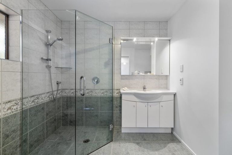 Photo of property in 1/517 Beach Road, Murrays Bay, Auckland, 0630