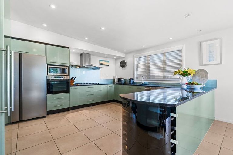 Photo of property in 8 Kawai Rise, Te Atatu Peninsula, Auckland, 0610