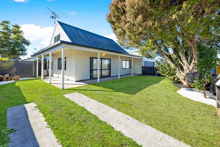 Photo of property in 2 Braeburn Place, Takanini, 2112